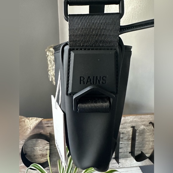 RAINS “Valera” Shoulder Bag - Picture 9 of 10